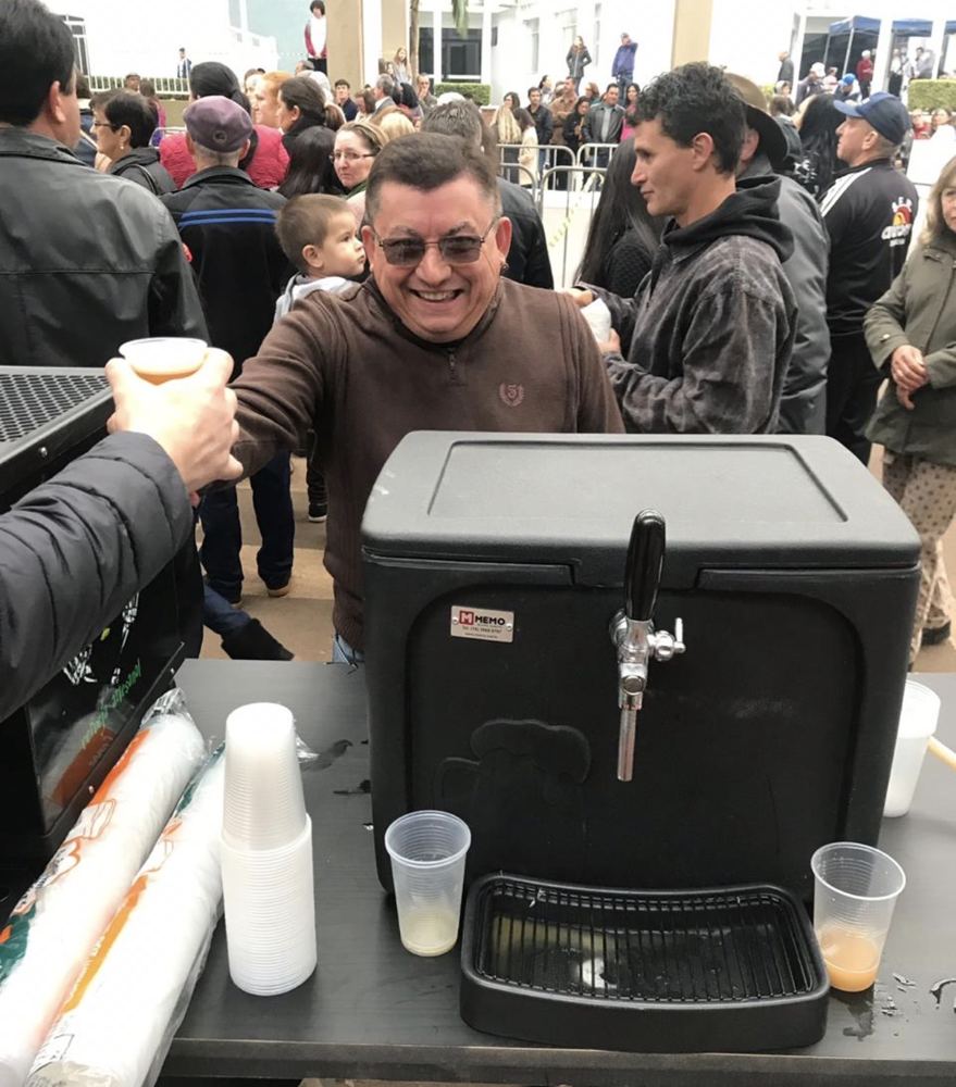 Servindo chopp num evento